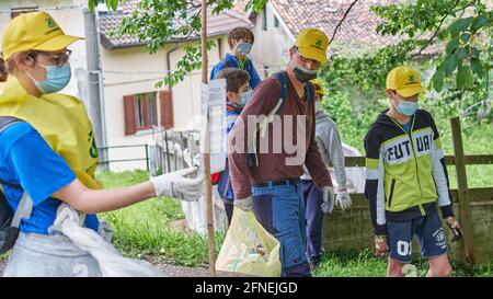 LECCO CITY - ITALIE - 15 MAI 2021: Des volontaires participent à un événement organisé par Legambiente pour nettoyer certains sentiers de montagne locaux Banque D'Images