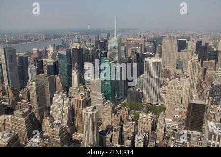 Vue depuis le 102e étage de l'Empire State Building construit en 1930/31 Banque D'Images