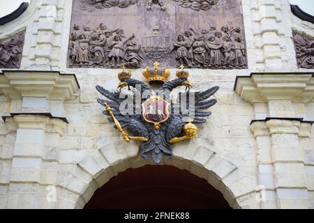 Armoiries de l'aigle à deux têtes de l'empire russe au-dessus des portes Musée Pierre et Paul Forteresse - Russie, Saint-Pétersbourg, août 2020 Banque D'Images