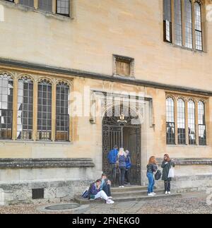 Étudiants et visiteurs à une entrée à l'université de la vieille bibliothèque bodléienne d'Oxford (Angleterre), fermée à la plupart des gens en raison du covid-19, mai 2021. Banque D'Images