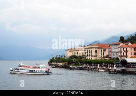 Bellagio, Italie - juillet 28,2018 : vue sombre et brumeuse du matin sur le port et le village de Bellagio, petite ville sur le lac de Côme, Italie, avec l'eau calme a Banque D'Images