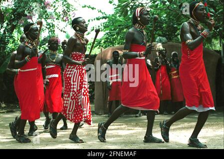Les Maasai vivent dans les savanes du sud du Kenya. Ici, les guerriers de Maasai dansent une danse de bienvenue dans un village près du parc national d'Amboseli. [traduction automatique] Banque D'Images