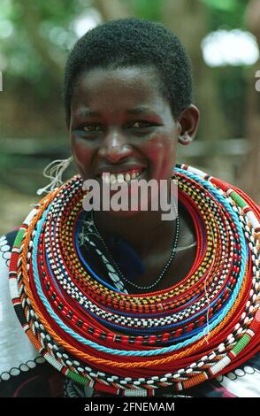 Portrait d'une femme avec bijoux en perles. Les Maasai vivent dans les savanes du sud du Kenya. [traduction automatique] Banque D'Images