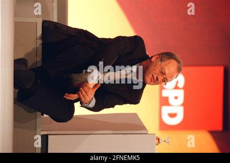 08 DEC 1999, BERLIN/ALLEMAGNE: Rudolf Scharping, vice-président du SPD, assis sur un talon sur le podium tard dans la nuit, Congrès fédéral du SPD, Hotel Estrell Rudolf Scharping, Féd. Ministre de la Défense et vice-président du SPD, pendant le Congrès fédéral du Parti social-démocrate IMAGE: 19991208-01/11-31 [traduction automatique] Banque D'Images