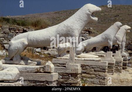 La célèbre route processionnelle avec des sculptures de lion sur Delos, qui était le centre du culte d'Apollon depuis le 8ème/7ème siècle et avait un site d'oracle dans les premières époques archaïques. [traduction automatique] Banque D'Images