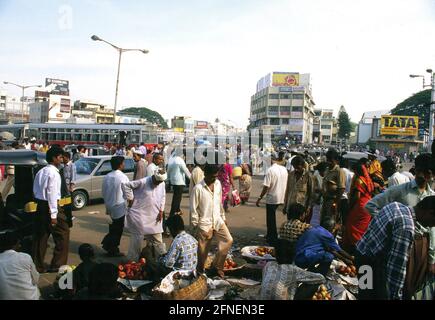 Le marché de la ville de Bangalore est plus qu'un marché impromptu. Il s'agit d'une importante gare routière, d'un lieu de rencontre et d'un échange de nouvelles pour les voyageurs et les commerçants des États du sud du Tamil Nadu, du Kerala et de l'Andhra Pradesh. [traduction automatique] Banque D'Images