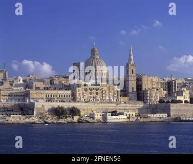 Vue sur la Valette avec la cathédrale Saint-Paul (M.), l'église Carmélite (r.) et le port de Marsamxett. [traduction automatique] Banque D'Images