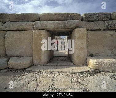 Passage dans le complexe de temples néolithiques de Hagar Qim à Malte. [traduction automatique] Banque D'Images