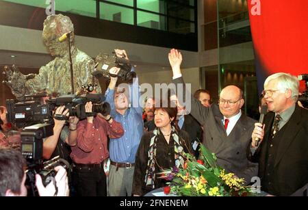 Le PREMIER CANDIDAT du MOMPER, Walter Momper (à gauche : épouse Anne), déferle devant ses amis du parti dans la Maison Willy Brandt après l'annonce du résultat de l'élection primaire interne au parti. L’ancien maire au pouvoir a clairement devançant le chef de faction Klaus Böger. Momper est aujourd'hui le premier candidat du SPD aux élections de la Chambre des représentants de Berlin en octobre. Au mike, le président de l'État Detlef Dzembritzki. Par-dessus tout, Willy Brandt se tient garde en bronze. [traduction automatique] Banque D'Images