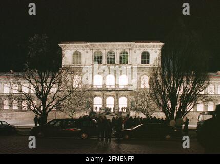 "Un travail nébuleux de diplôme à l'académie des arts de Munich - une sculpture spatiale rapidement évaporante a créé l'étudiante en art de Munich Astrid Giers dans l'académie des arts de Munich illuminée par des fésques. Dans le cadre de sa thèse de diplôme, l'homme de 31 ans s'était attaqué à la buée complète du bâtiment néo-Renaissance. En quelques minutes, 26,000 mètres cubes de brouillard artificiel provenant de 30 unités mises en place dans les couloirs de l'académie ont bloqué la vue de ceux qui ont assisté à cet événement artistique du soir. De cette façon inhabituelle, l'artiste a attiré une nouvelle attention sur le 'Spirit' de l'académie et en même temps Banque D'Images