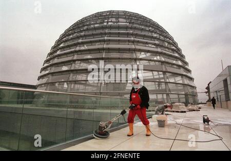 Le Bundestag allemand commence ses travaux dans la capitale fédérale Berlin le 19 avril 1999. Les dernières touches sont apportées avant la première session du Parlement dans le nouveau bâtiment du Reichstag. La photo montre le toit du bâtiment Reichstag avec le dôme de l'architecte Sir Norman Foster. [traduction automatique] Banque D'Images