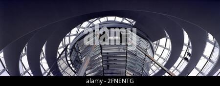 Le Bundestag allemand commence ses travaux dans la capitale fédérale Berlin le 19 avril 1999. Les dernières touches sont faites avant la première session du Parlement dans le nouveau bâtiment du Reichstag. La photo montre le dôme du bâtiment Reichstag par l'architecte Sir Norman Foster de l'intérieur. [traduction automatique] Banque D'Images