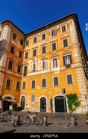 Vue typique de vieux bâtiments résidentiels habituels à Rome, Italie Banque D'Images