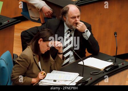 B90/Die Grünen, chef du groupe parlementaire Kerstin Müller et Rezzo Schlauch, chef du groupe parlementaire B90/Die Grünen, au cours du débat sur la déclaration du gouvernement "50 ans de l'OTAN" lors de la session plénière du Bundestag allemand. [traduction automatique] Banque D'Images