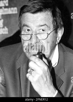 L'écrivain allemand Günter Grass (* 16.10.1927 à Danzig) reçoit le Prix Nobel de littérature en 1999. Cela a été annoncé par l'Académie suédoise de Stockholm le 30 septembre. Le prix sera remis à l'écrivain le 10 décembre à Stockholm. [traduction automatique] Banque D'Images