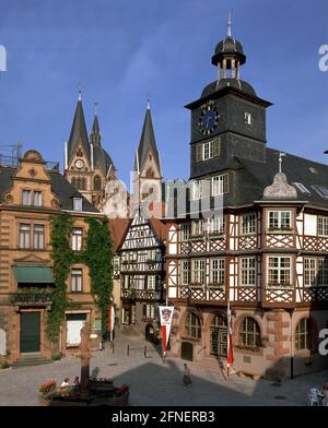 Vue panoramique sur la place du marché de la ville de Hessian Heppenheim à Bergstraße avec cathédrale et hôtel de ville. [traduction automatique] Banque D'Images