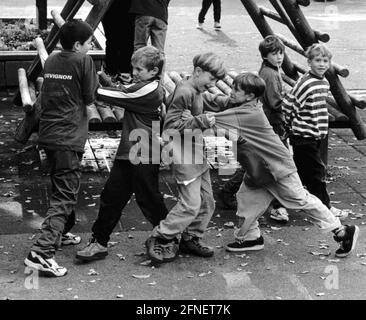 Plusieurs élèves de l'aire de jeux de l'école primaire Gottlieb-Kinkel de Bonn-Oberkassel se rabatent. [traduction automatique] Banque D'Images