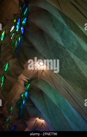 Plafond de l'allée latérale de la basilique de la Sagrada Familia, conçu par Antoni Gaudi, construction à partir de 1882, avec un influenc de nature arboriale Banque D'Images