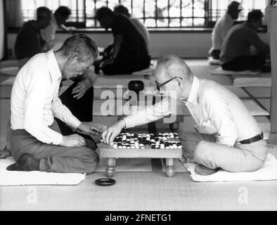 Deux hommes japonais âgés jouant traditionnel vont dans un salon de thé dans le parc du temple de Tenryuji. A 4000 ans, Go est le plus ancien jeu de société au monde et il est joué par au moins huit millions de Japonais. [traduction automatique] Banque D'Images