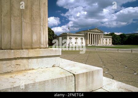 'La ''coupe'' Propylaea avec une vue sur le Glyptothek en arrière-plan sur la Königsplatz à Munich. [traduction automatique]' Banque D'Images