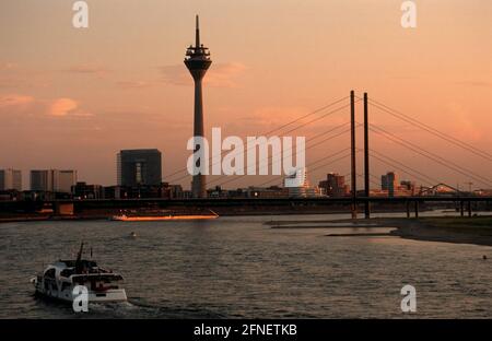 Vue sur le Rhin à Düsseldorf au coucher du soleil. Dans le sol central, le Rheinsniebrücke peut être vu, à gauche du Fernsehturm le Stadttor, Et à droite de la tour le Neue Zollhof, conçu par l'architecte américain Frank O. Gehry.n LIMITÉ À L'USAGE ÉDITORIAL - MENTION OBLIGATOIRE DE L'ARTISTE LORS DE LA PUBLICATION - POUR USAGE ÉDITORIAL SEULEMENT [traduction automatique] Banque D'Images