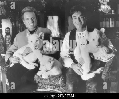 'Les deux sorciers Siegfried et Roy avec les oursons ''Hope', 'Mystery' et 'Secret'. Les jeunes tigres sont nés avec un cas blanc, mais ne sont pas albinos. Ils viennent de Timbavati en Afrique du Sud. [traduction automatique]' Banque D'Images