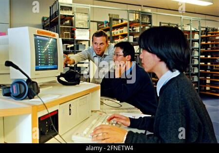 Les étudiants chinois reçoivent une introduction à la Médiathèque de Freie Universität Berlin. [traduction automatique] Banque D'Images