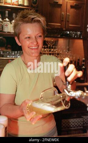 Renate Kuenast, première candidate de Bündnis 90/Die Grünen à l'élection de la Chambre des représentants de Berlin, tire 100 litres de bière gratuite lors de l'ouverture de la campagne de son parti à Kalkscheune à Berlin. [traduction automatique] Banque D'Images