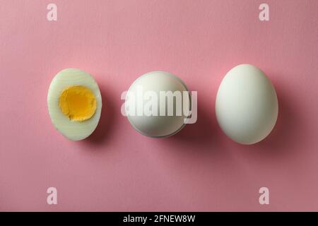 Œufs durs savoureux sur fond rose, vue de dessus Banque D'Images