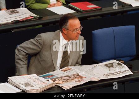 Le ministre fédéral des Finances, Hans Eichel, SPD, dans le plénum du Bundestag allemand. Il est en train de lire un article dans le Bild Zeitung. [traduction automatique] Banque D'Images