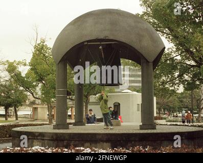 Cloche de la paix à Hiroshima. [traduction automatique] Banque D'Images