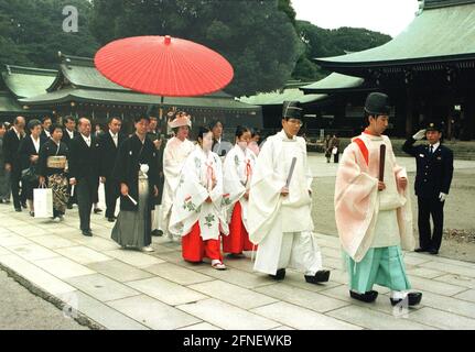 Mariée et marié et invités de mariage devant le sanctuaire Meiji dans la capitale japonaise. [traduction automatique] Banque D'Images