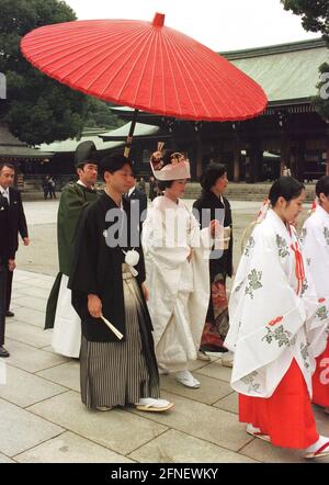 Fête de mariage devant le sanctuaire Meiji dans la capitale japonaise. [traduction automatique] Banque D'Images