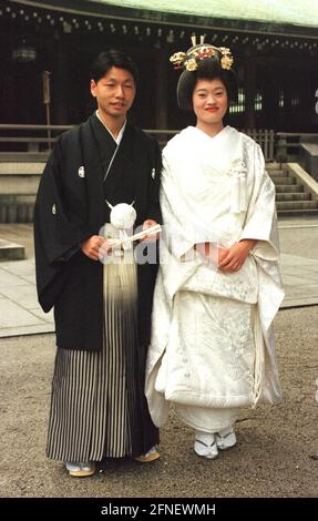 Mariée et marié devant le sanctuaire Meiji dans la capitale japonaise. [traduction automatique] Banque D'Images