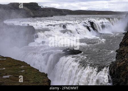 Célèbre chute d'eau de Gulfoss dans le cercle d'or en Islande du Sud. Les touristes marchent sur le point de vue. Banque D'Images