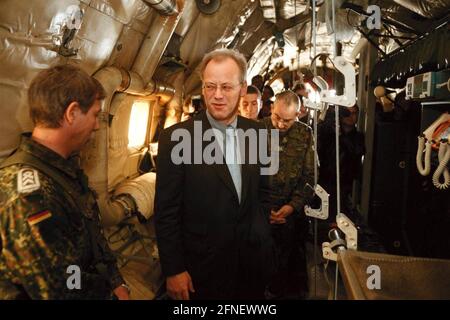 Berlin-Tegel, section militaire de l'aéroport: Le ministre fédéral de la Défense Rudolf Scharping (SPD) inspecte un Transall C-160, un avion de transport de l'armée de l'air allemande, dans la configuration spéciale évacuation médicale, comme il doit être utilisé au Timor oriental. [traduction automatique] Banque D'Images