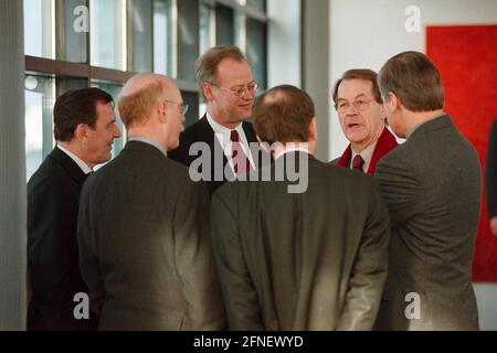 Gerhard Schröder, SPD, chancelier fédéral, Peter Struck, SPD, Chef du parti parlementaire, Rudolf Scharping, SPD, ministre fédéral de la Défense, Reinhard Höppner (de l'arrière), SPD, ministre président Saxe-Anhalt, Franz Müntefering, SPD, com. Le secrétaire fédéral, et Wolfgang Clement, ministre-président de la Rhénanie-du-Nord-Westphalie, avant le début de la réunion du comité exécutif du SPD à la Maison de la marque Willi, à Berlin. [traduction automatique] Banque D'Images