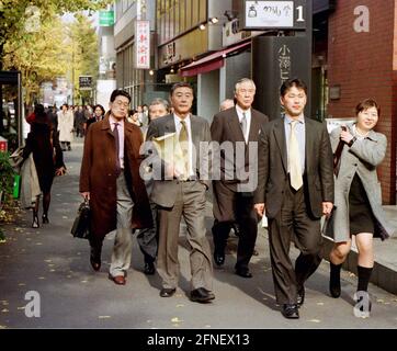 Un groupe de Japonais en costume à égalité dans le district du ministère de Tokyo, Toranomon. [traduction automatique] Banque D'Images