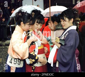 Des femmes japonaises habillées de manière festive lors d'une célébration de l'âge à Kyoto. [traduction automatique] Banque D'Images