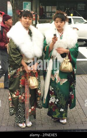 Jeunes filles vêtues de fétiété à Kyoto. [traduction automatique] Banque D'Images