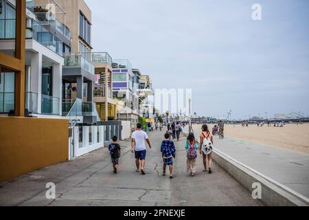 Touristes marchant sur une allée sur le front de mer à Pacific Park, Santa Monica, Los Angeles, Californie, États-Unis, États-Unis Banque D'Images