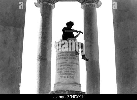 Violoniste dans les Monopteros dans le jardin anglais de Munich. [traduction automatique] Banque D'Images