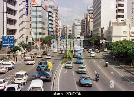 Circulation routière à Naha, capitale de la préfecture d'Okinawa au Japon. [traduction automatique] Banque D'Images