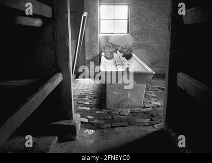 Une salle de bain au camp de concentration d'Auschwitz-Birkenau (Auschwitz II) en Pologne. Le camp a été construit par les SS en 1940 et libéré par les troupes soviétiques le 27 janvier 1945. Le site commémoratif établi en 1947 est un site classé au patrimoine mondial de l'UNESCO. [traduction automatique] Banque D'Images