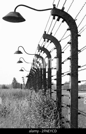 Clôture du camp de concentration d'Auschwitz-Birkenau (Auschwitz II) en Pologne. Le camp a été construit par les SS en 1940 et libéré par les troupes soviétiques le 27 janvier 1945. Le site commémoratif établi en 1947 est un site classé au patrimoine mondial de l'UNESCO. [traduction automatique] Banque D'Images