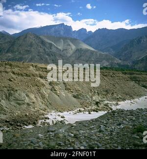 Paysage de montagne sur le fleuve supérieur de l'Indus près de Chilis. [traduction automatique] Banque D'Images