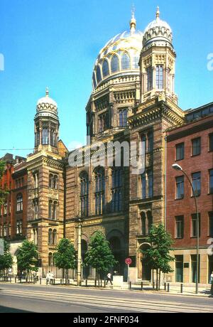 La plus grande synagogue de Berlin, un bâtiment en forme de dôme avec une riche ornementation dans le style mauresque-byzantin historique, a été construite entre 1860 et 1866. C'était l'un des bâtiments les plus magnifiques de Berlin au XIXe siècle. Il a été incendié la nuit des pogroms les 9 et 10 novembre 1938 et gravement endommagé lors de raids aériens en 1943. En 1988, le bâtiment principal a été reconstruit et en 1991, le dôme a été remis en place selon l'ancien modèle. [traduction automatique] Banque D'Images