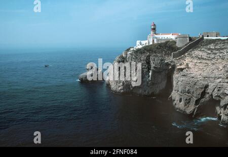 Cabo de Sao Vicente est la pointe sud-ouest de l'Europe de 60 m de haut, c'est pourquoi les Portugais appellent également le cap 'fin du monde'. Une rose dans la vieille forteresse à côté du phare commémore l'école maritime d'Henry le navigateur. [traduction automatique] Banque D'Images