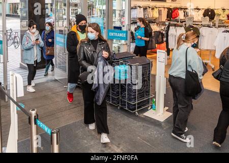 Cork, Irlande. 17 mai 2021. Les magasins de vêtements Penneys dans tout le pays ont rouvert leurs portes ce matin. La file d'attente devant le magasin Patrick Street, Cork, a commencé à 6h du matin. Crédit : AG News/Alay Live News Banque D'Images