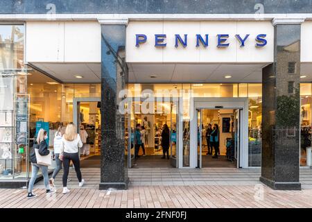 Cork, Irlande. 17 mai 2021. Les magasins de vêtements Penneys dans tout le pays ont rouvert leurs portes ce matin. La file d'attente devant le magasin Patrick Street, Cork, a commencé à 6h du matin. Crédit : AG News/Alay Live News Banque D'Images